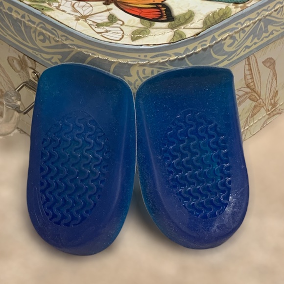 Dr. Scholl's Cushioning Heel Cups and Massaging Gel Heel Cushions - Picture 6 of 9